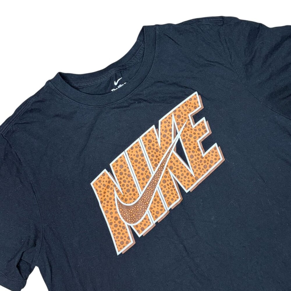 The Nike Tee Basketball Mens Size Large Short Sleeve T-shirt
